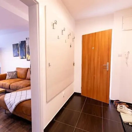 Апартаменты 3-bed Bliss: Modern & Spacious Мартин