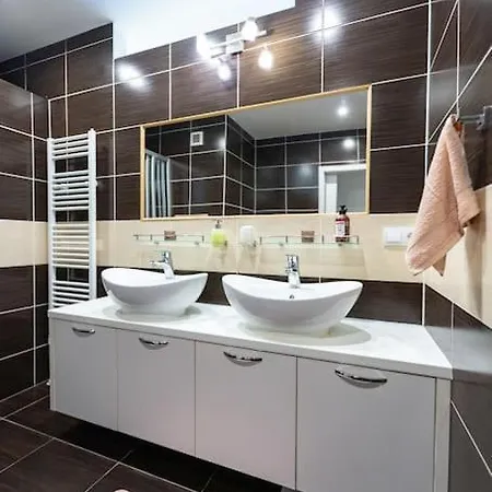 3-bed Bliss: Modern & Spacious *
