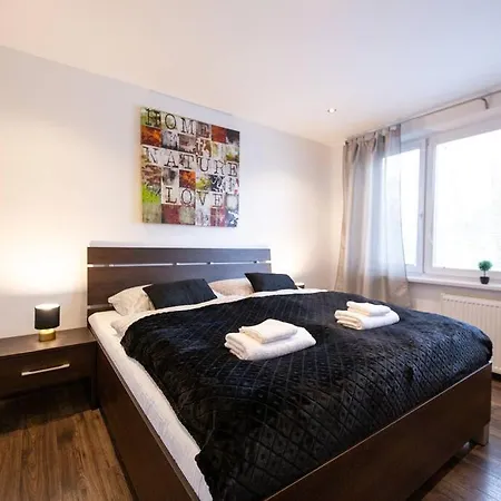 Lejlighed 3-bed Bliss: Modern & Spacious *