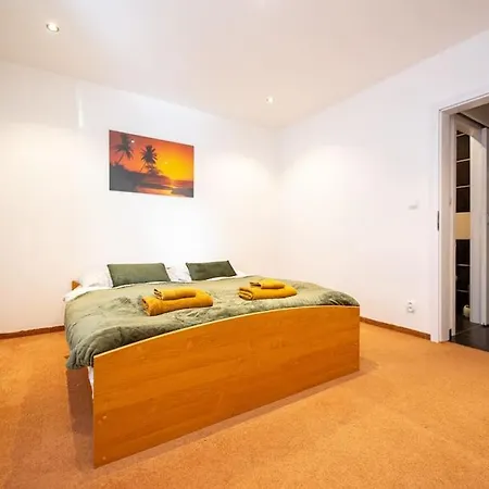 Lejlighed 3-bed Bliss: Modern & Spacious