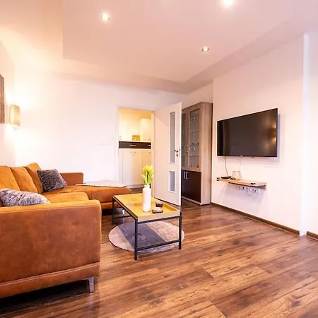 3-bed Bliss: Modern & Spacious Апартаменты Мартин