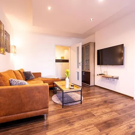 Апартаменты 3-bed Bliss: Modern & Spacious Мартин