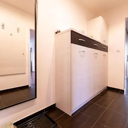 Lejlighed 3-bed Bliss: Modern & Spacious *