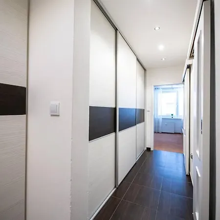 3-bed Bliss: Modern & Spacious Апартаменты Мартин