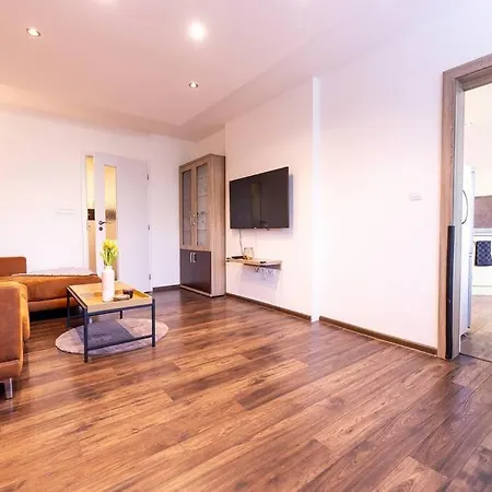 3-bed Bliss: Modern & Spacious Апартаменты Мартин