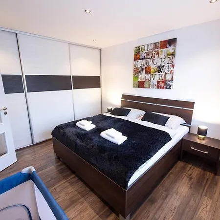3-bed Bliss: Modern & Spacious Апартаменты