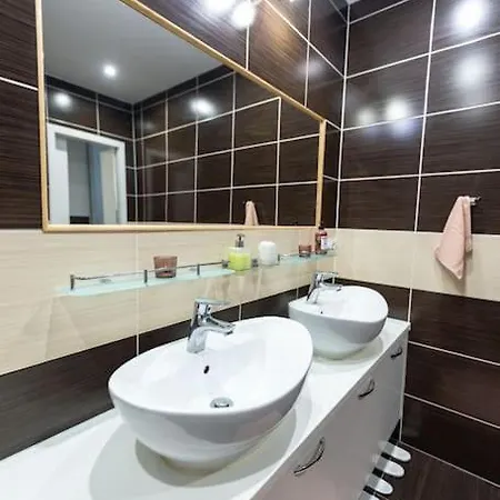 3-bed Bliss: Modern & Spacious Lejlighed Martin