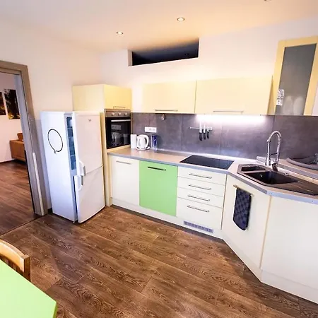 3-bed Bliss: Modern & Spacious Мартин