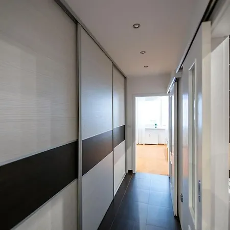 3-bed Bliss: Modern & Spacious Апартаменты