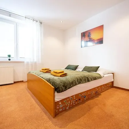 3-bed Bliss: Modern & Spacious Мартин